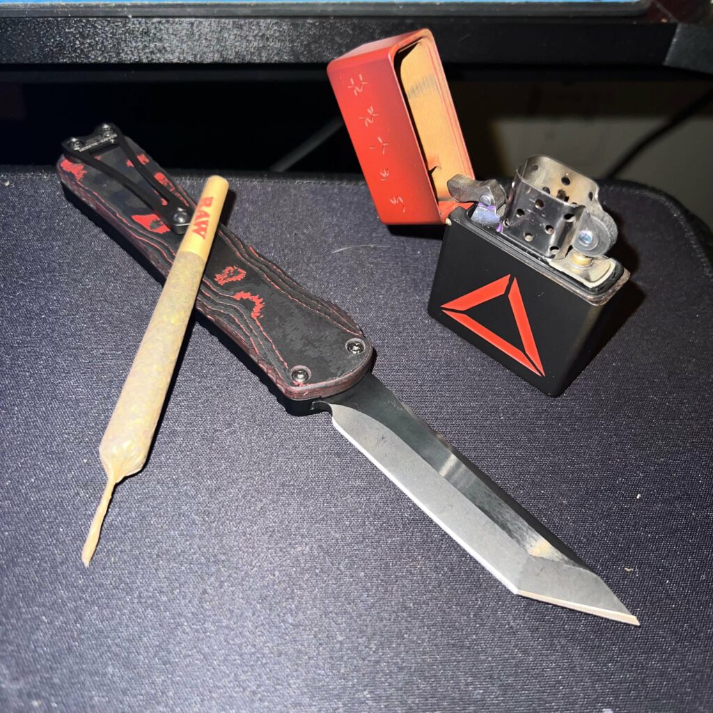 Heretic knives custom manticore e predator themed set