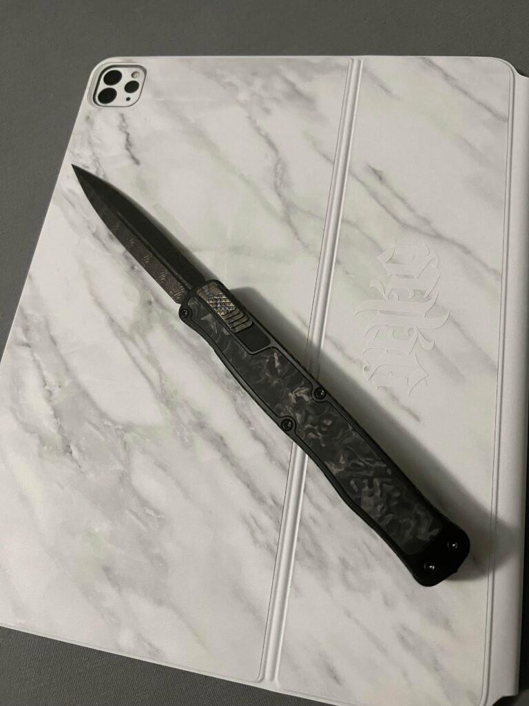 Heretic knives Custom cleric 2 - black ano, marbled cf, flamed titanium accents and black dlc Vegas forge reptilian Damascus