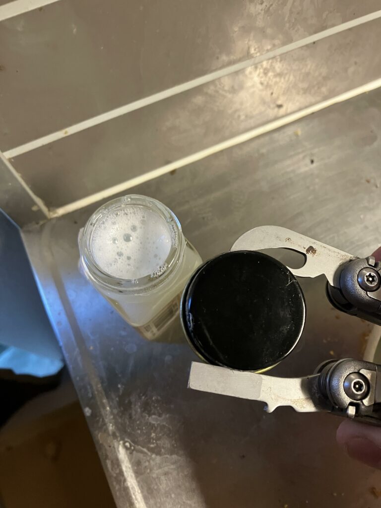 A creative solution to my fly head cement lis getting stuck. Im no slouch with grip strength but it was stuck pretty good