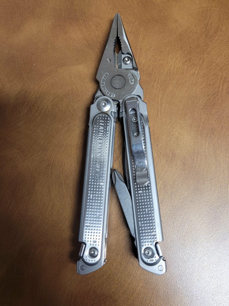 Is it normal for the Leatherman P2 outside tools to pop out when opening the pliers?