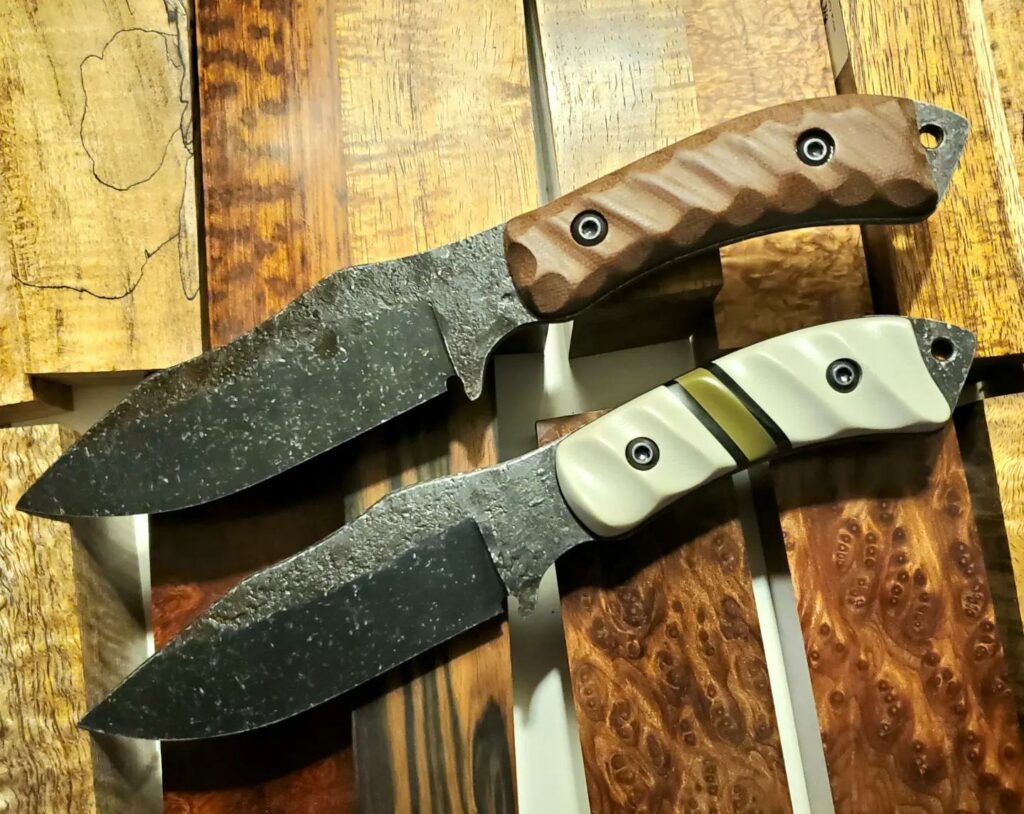 A couple EDC blades in 80crv2 finished up. One with dark brown Micarta and black G10 liners. Second blade grey with black G10 liners and an OD green split.