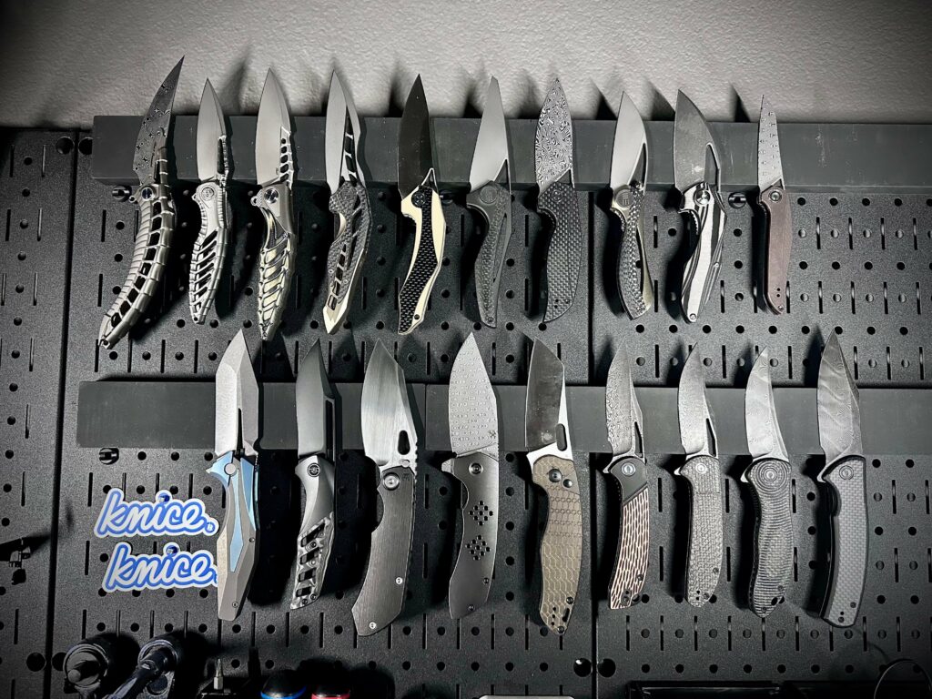 Knives to carry when traveling to alien planets