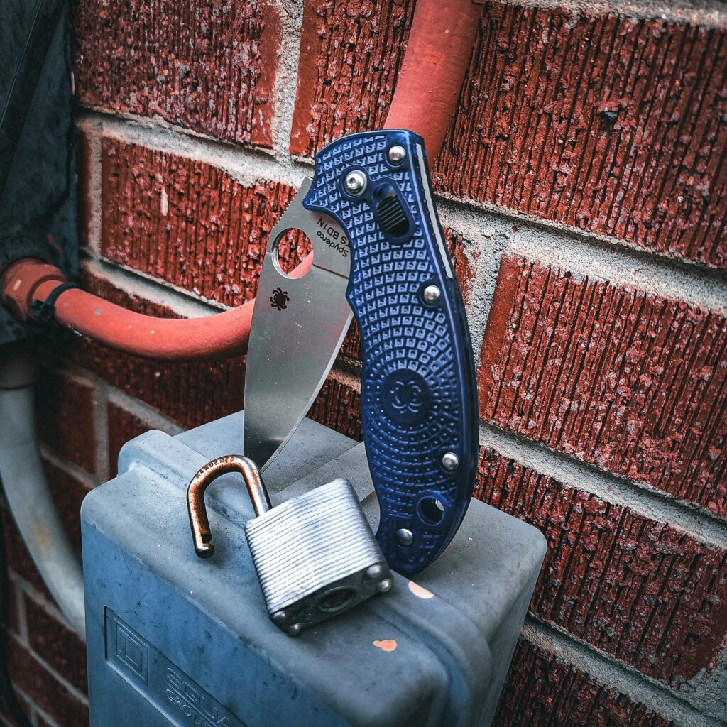 I have a weird love of taking pics of knives and bricks lol