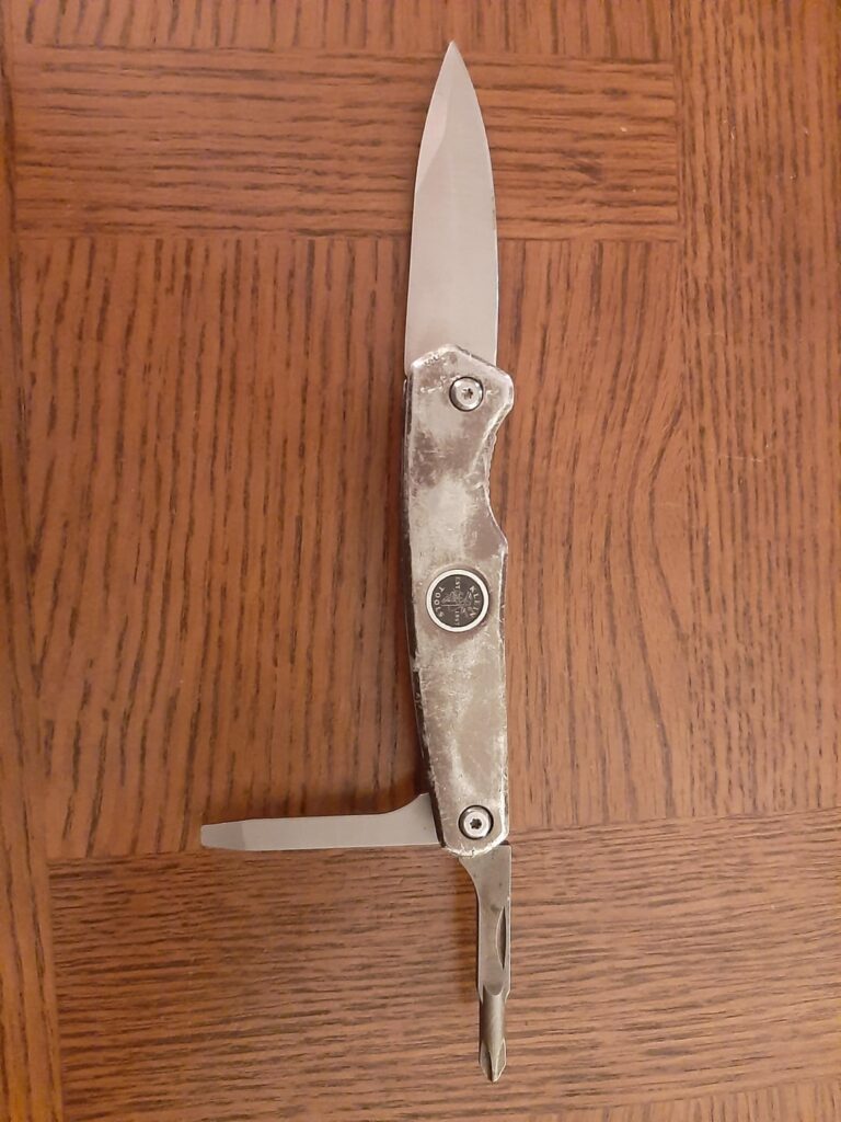 Modded this multi-tool plier after it broke. Now is a knive with drivers.