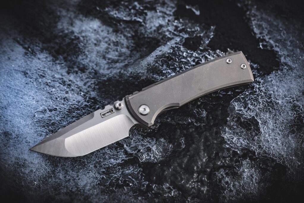 Discover the Chaves Knives Redencion Street: a compact titan with Bohler M390 blade, titanium handle, and dual clip styles. Weighing 5.71oz, it’s robust yet refined – a must-have for knife connoisseurs.