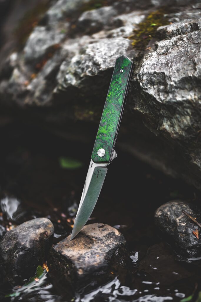 Adding an extra edge to our day with the Boker Plus Limited Edition Mini Kwaiken! Its compact, EDC-friendly size is paired with a swift flipper action. Each day with this green carbon fiber beauty simply puts a smile on our face. Who said perfection can't fit in your pocket?