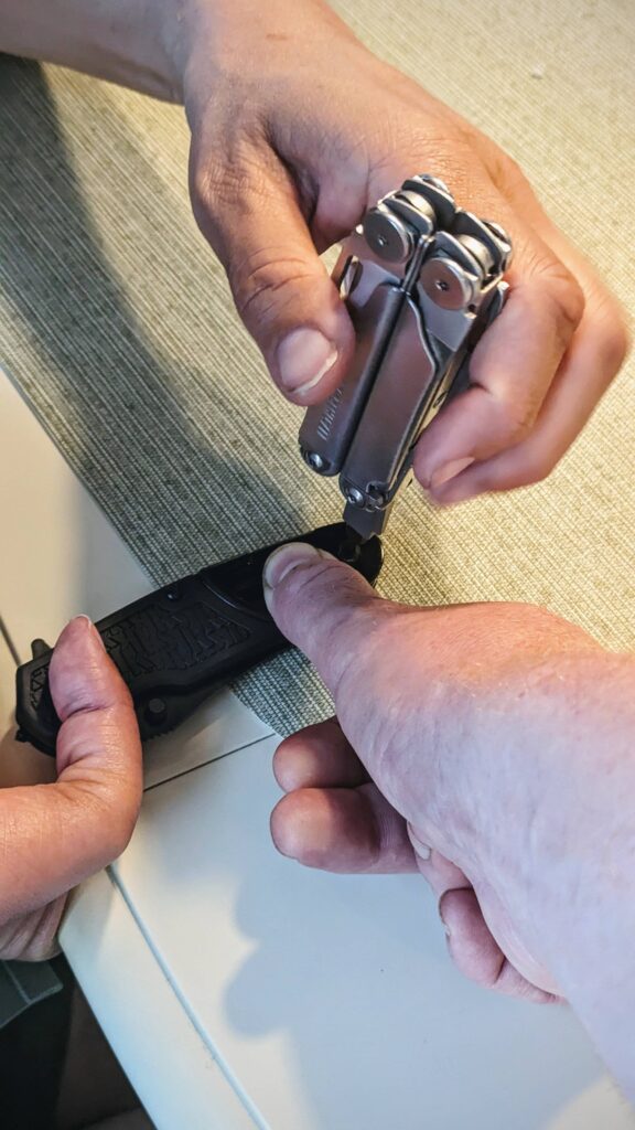 Cousin's pocketknife needed some work. Luckily I had my Wave with the bit kit