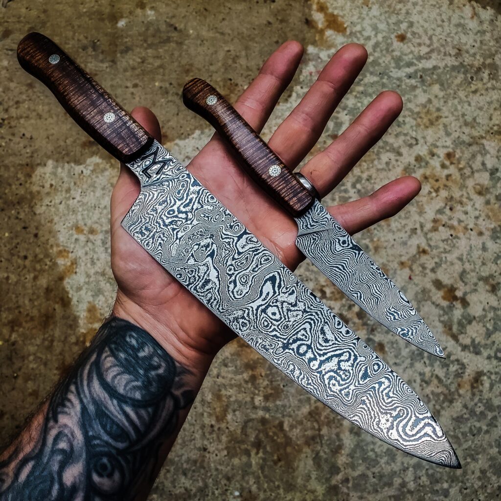 These two are made of 220 layers of 1084 and 15n20 with some some beautiful old growth curly Koa, with super tight curls. Black G10 and mosiac pins👍