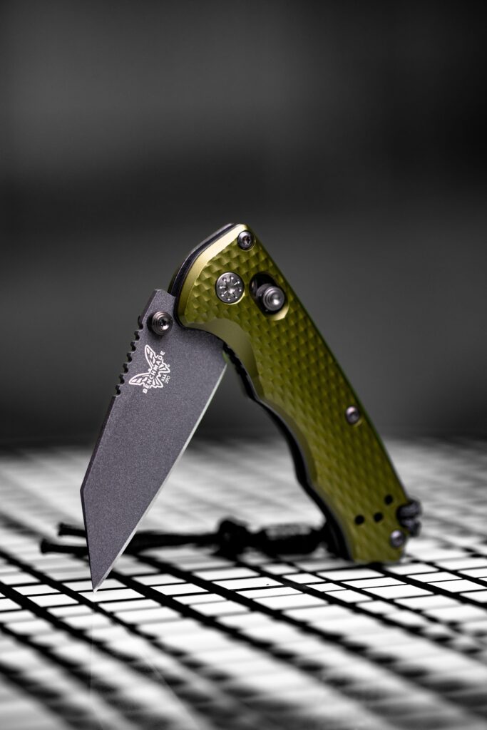 Knife lovers, have you tried the Benchmade Full Immunity yet? It's a solid EDC choice with a tactical twist. We've had it in stock for a while and are curious about your thoughts. Does it live up to your expectations for performance and style? Let's discuss!