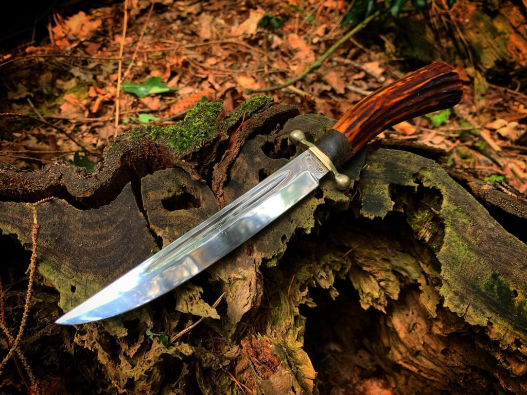 A slender hunting knife i made using an old Hubertus blade & guard.