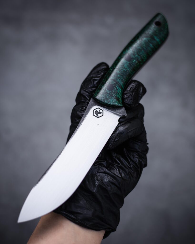 N690 stainless steel, stabilised wood burl, carbon pins