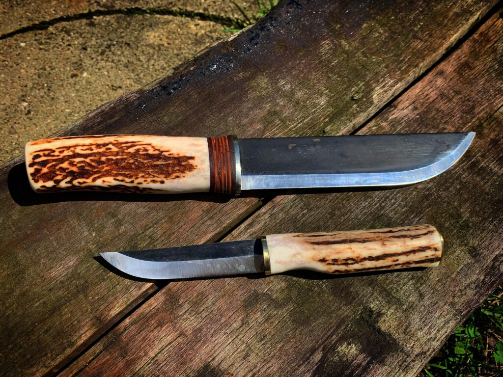 Two knives i finally put the finishing touches on. Both made with Lauri blades, deer antler and birch bark.