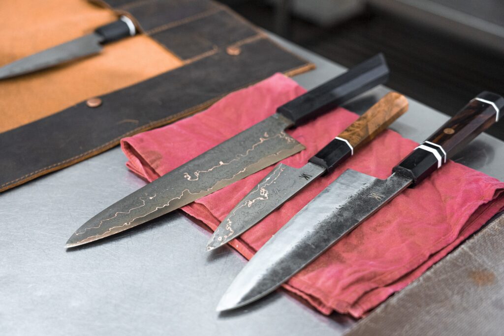 [4240*2832] From left to right: Dao Guyto cu mai damascus, dao petty cu mai Ddmascus, dao chef san mai from www.Viet-knife.com