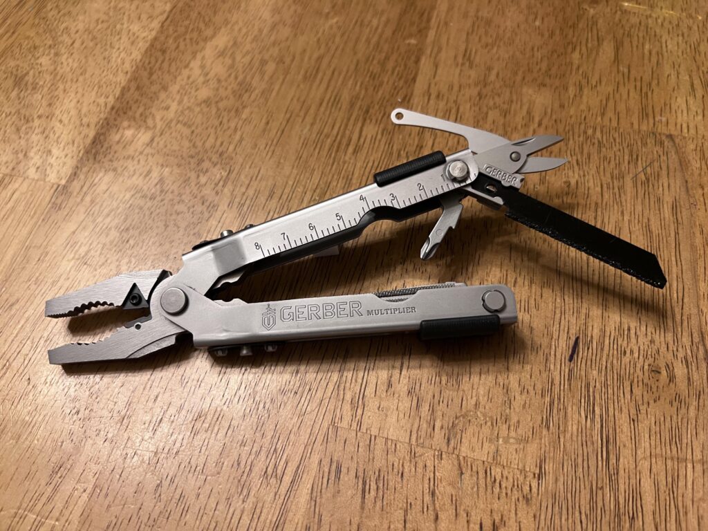 Gerber MP600 Blunt Nose: Added scissors and saw blade exchanger