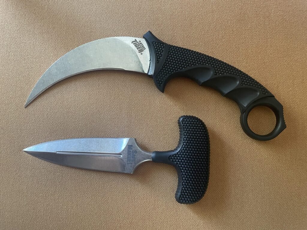Everyone thinks that, looking at the standard of a weapon, Karambit VS Push dagger, who is more effective? For those without any martial arts foundation
