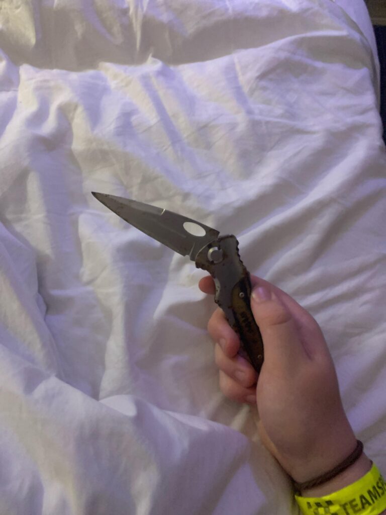 Found this flip knife in a bush 💪🏻