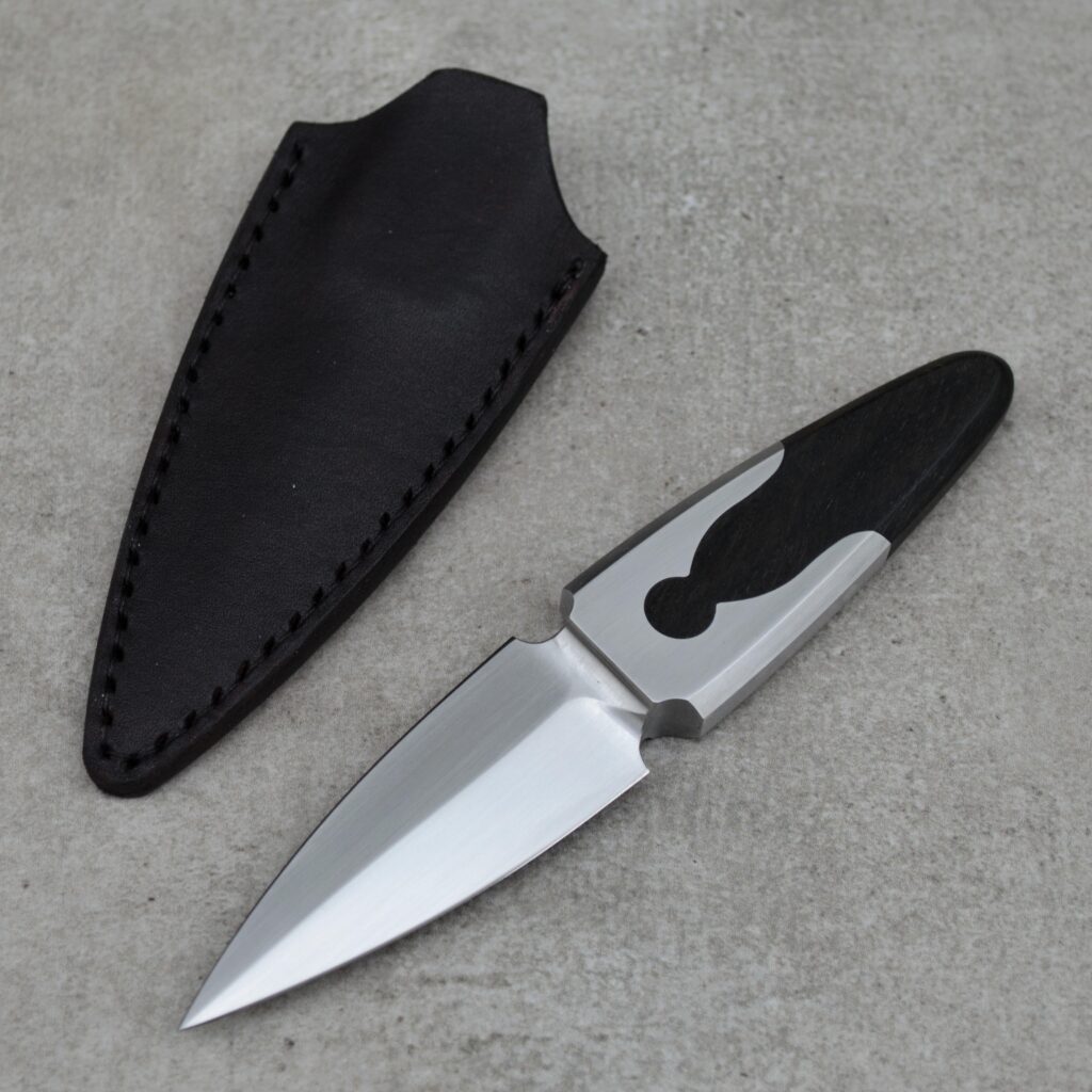 Integral keyhole dagger