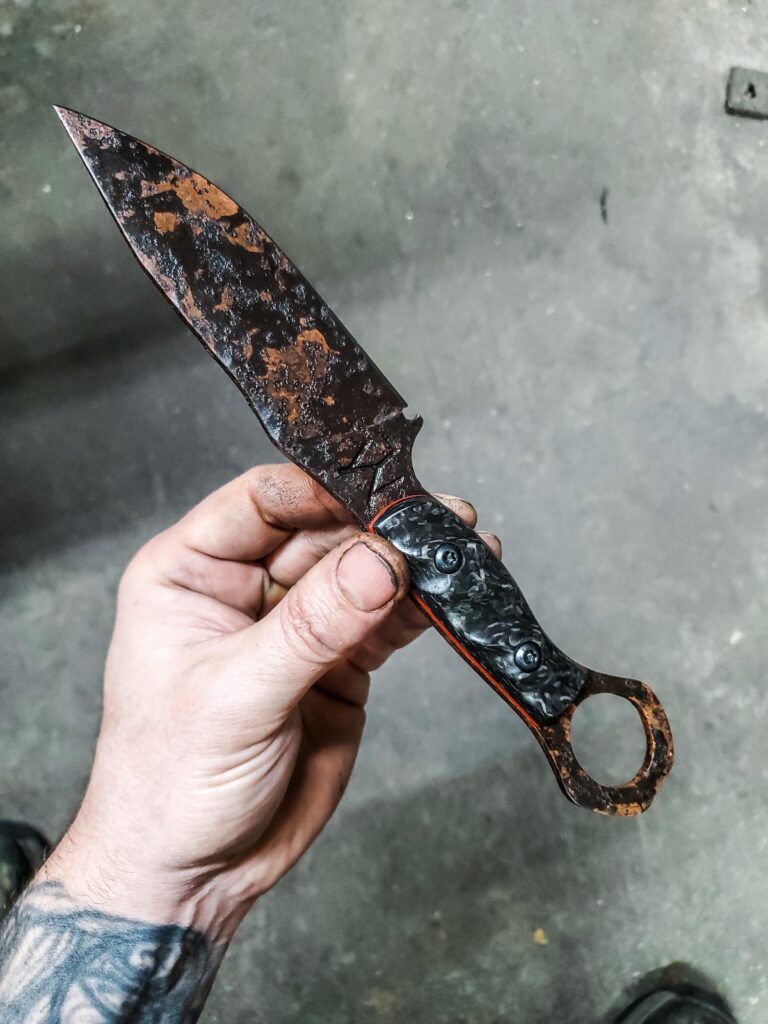 80crv2 Apocalyptic and shipwrecked finish combined, carbon fiber and G10 liners.