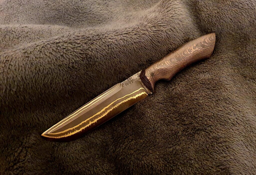 A bit goldish brightness amongst darkness. Sheath left. What do you think?
