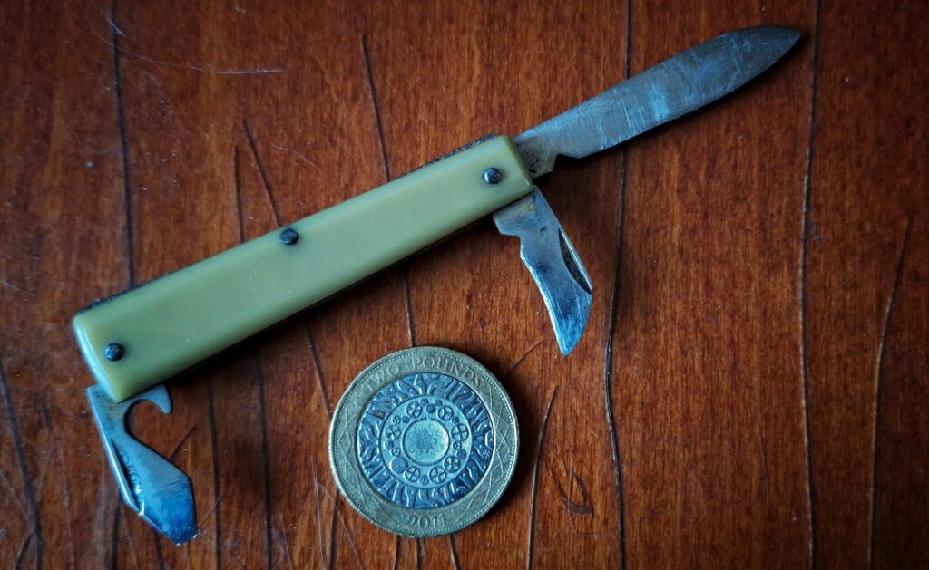 Introducing my Trusty Pocket Companion: A Vintage Penknife with a Tale to Tell