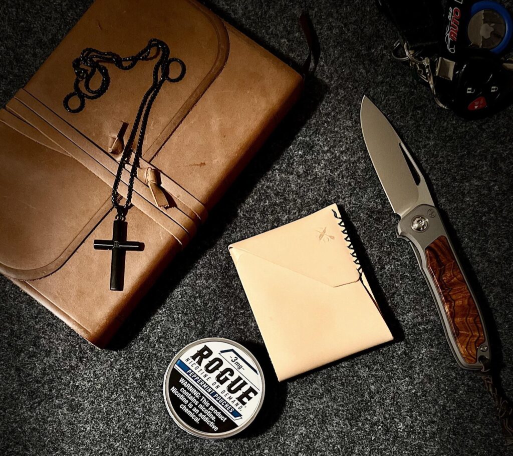 Sunday to carry such a knife? Only makes sense… 🤔