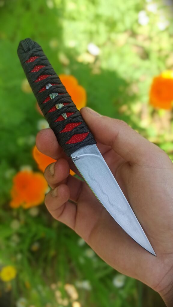 Red and black kwaiken
