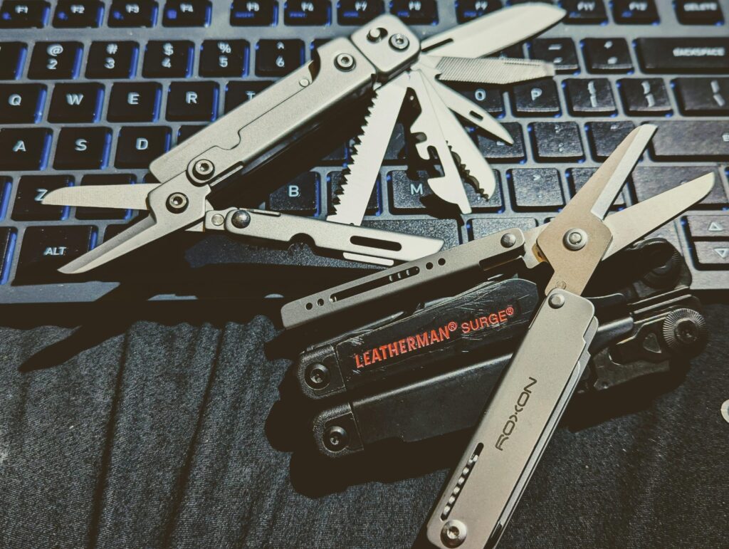 Example showing my noname ( caresolve ) next to a Roxon. Long lost cousins??