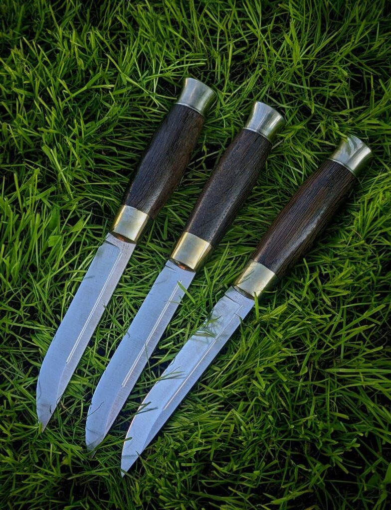 Finished this batch of puukko knives! I really like how they look together. They are already on their way to Germany and US. Steel is H12MF, handle is bog oak. What do you think of them?