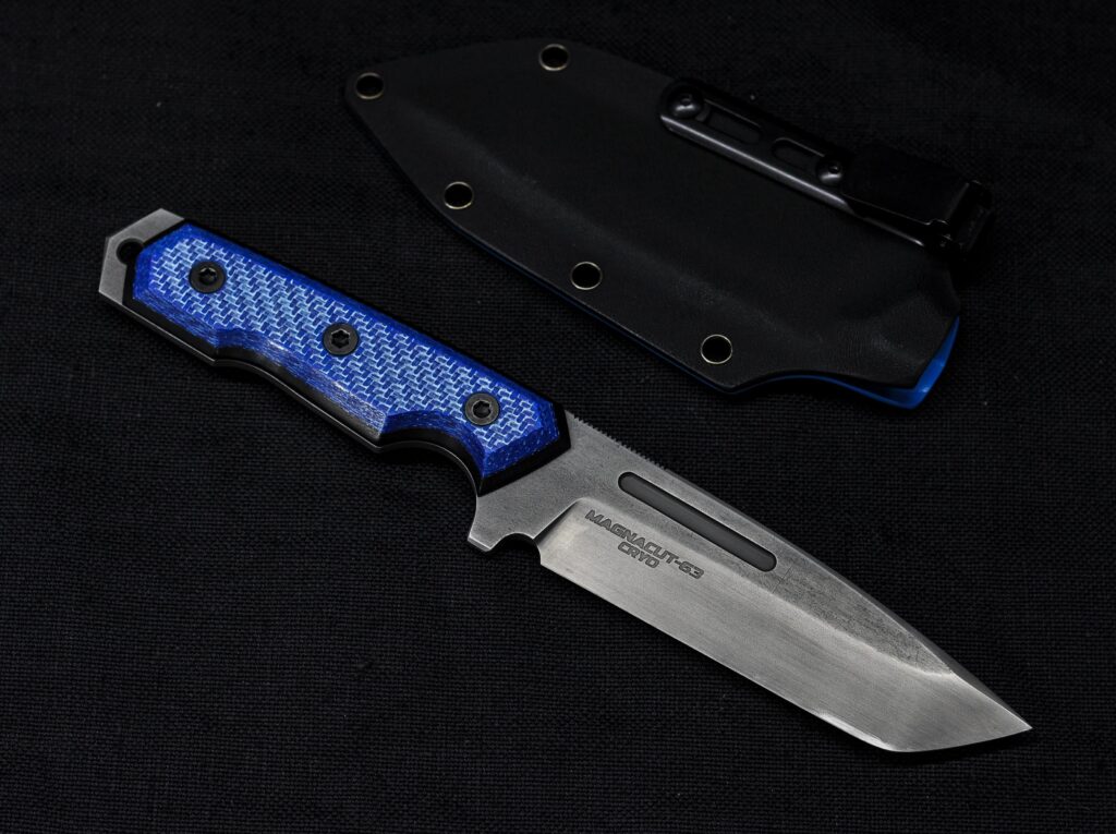 Last one from the workshop! Magnacut at 63HRC, G10 and blue carbon scales. Do you like it?