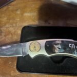 How do I close this knife?