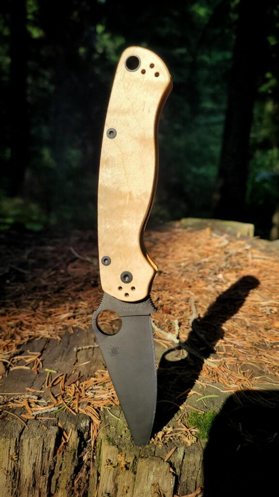 Curly Maple Scales on the Spyderco Para Military 2
