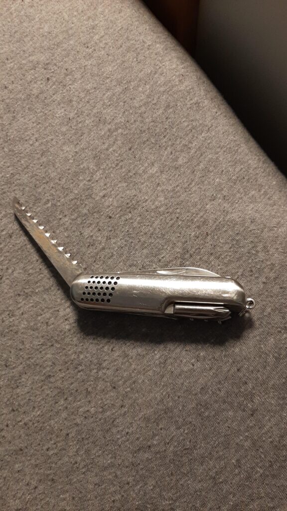 How do i tighten the licking mecanishm on the saw blade when its extended