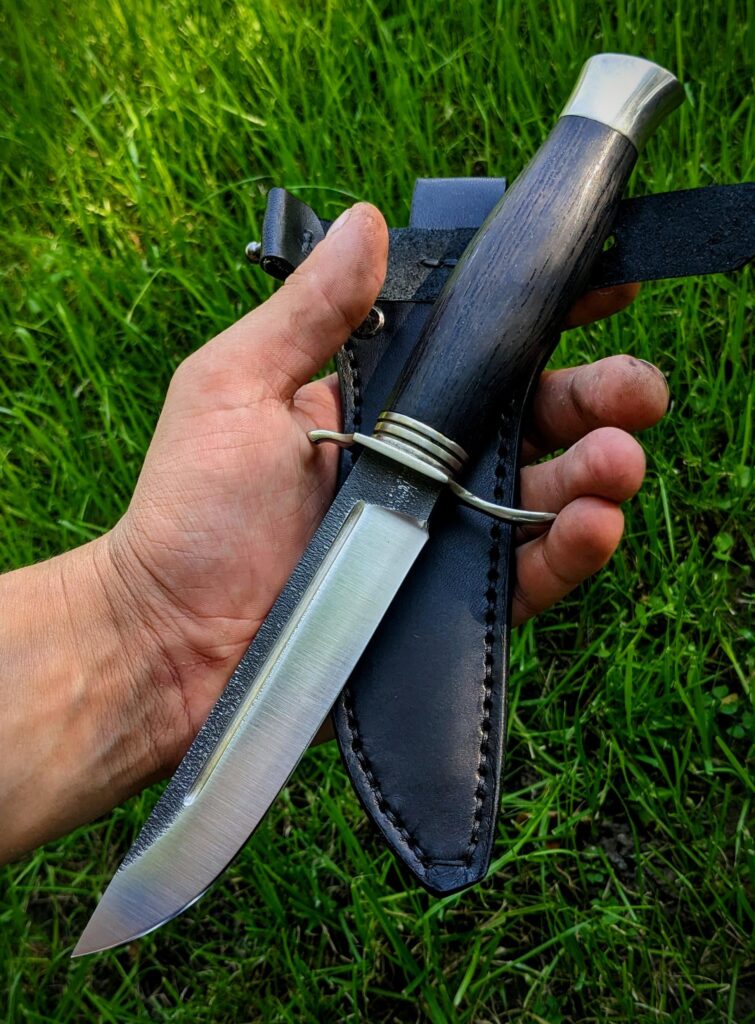 Take down black&silver finka I made for a customer just a few days ago. Cr12MF, 60 hrc steel. 130x24x4 mm blade. What do you think of it?