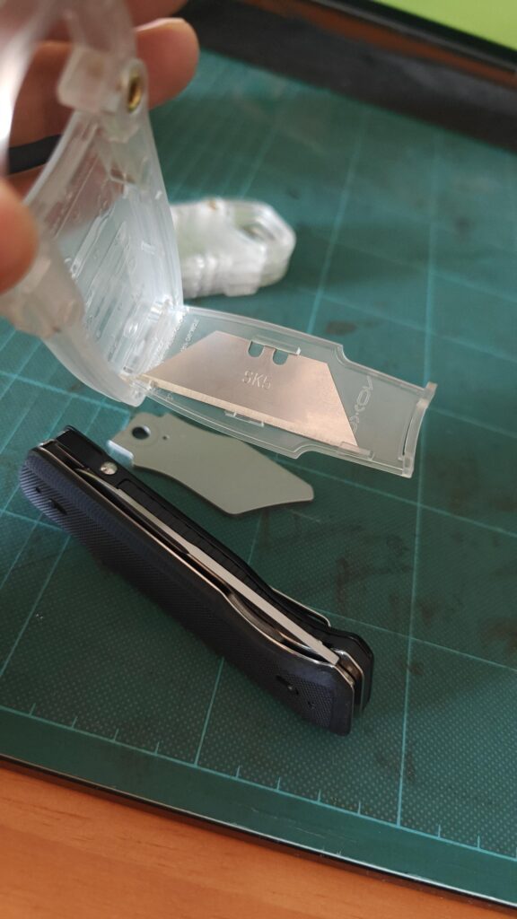 I can't figure out how to remove the spare utility blades ( roxon )