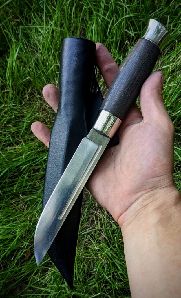 Finished this commission! Puukko style knife with Trident on its pommel. I like simplicity of it, what do you think of it?