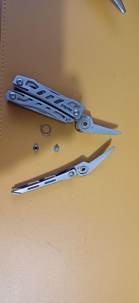 Nextool flagship mini scissors don't cut -- missing part?