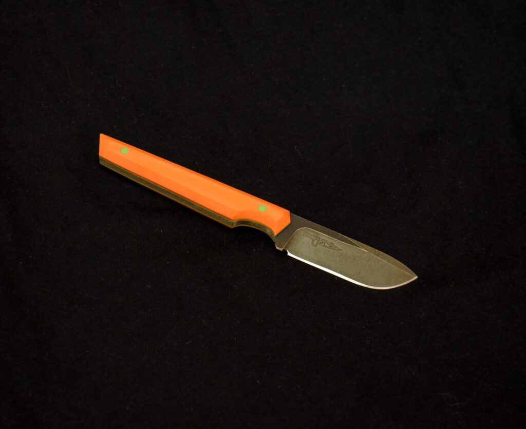 Some crazy colours on that stonewashed M390 scalpel. Orange G10 scales and toxic green pins and liners with a matching orange kydex sheath. What do you think?