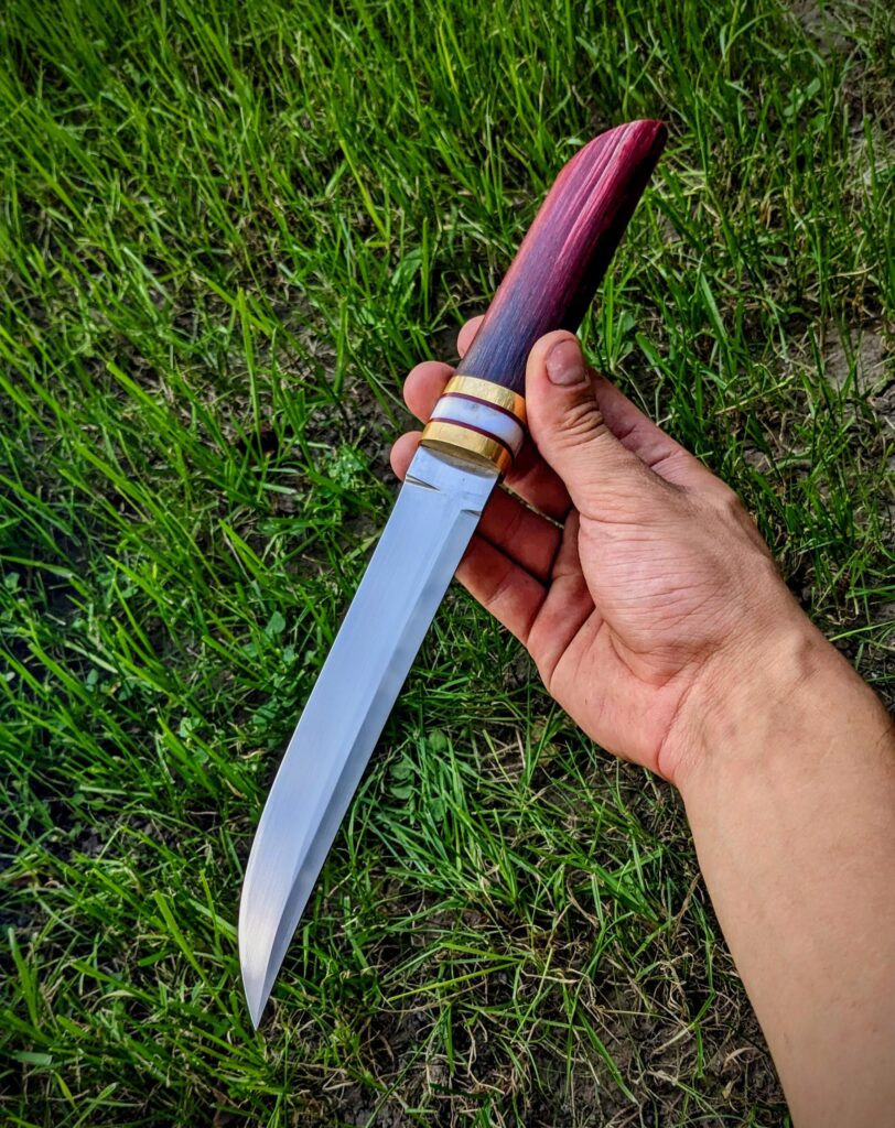I have finally fixed my other phone with better camera! Here are better picture of my handmade Kaiken! N690 steel, 60 hrc with hand satin. Brass, white, red micarta and red stabilized Karelian Birch.