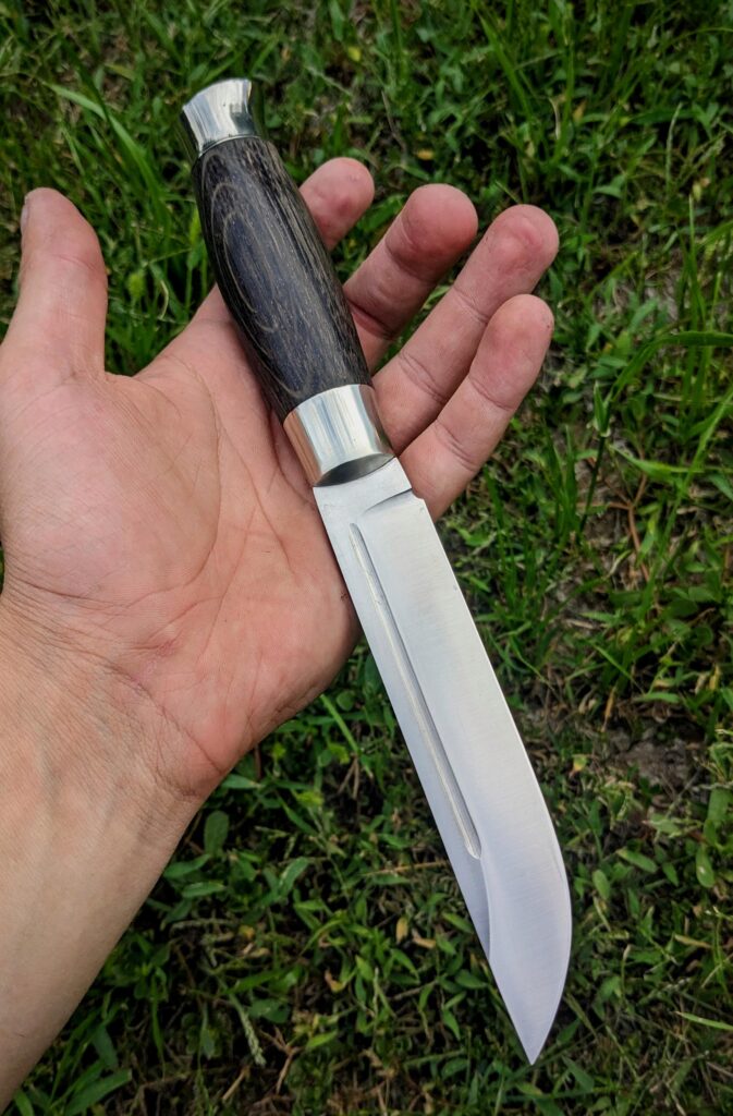 Finishing another commissioned Puukko. M390 steel, 61 hrc, stabilized bog oak. I really love how grain on this oak turned out!