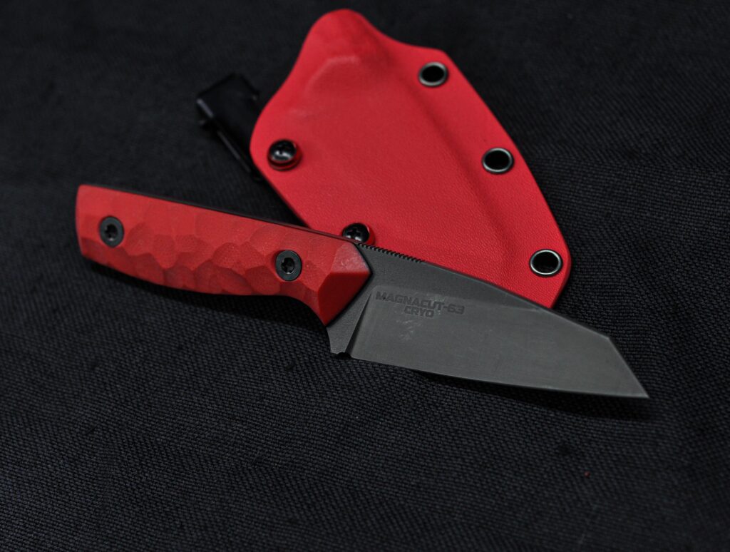 A small wharncliffe in Magnacut I finished recently. The shape with all the different angles on the spine really grew on me, do yall like it?