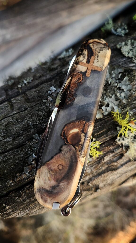 Custom willow burl resin scales on the Victorinox Climber!