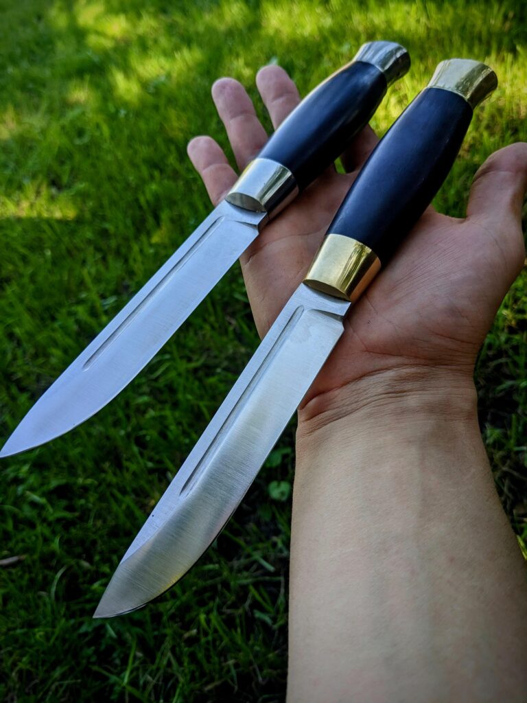 Finished these two puukkos as a part of the commission! What do you think of them? I really like the brass one. N690 steel, 60 hrc.