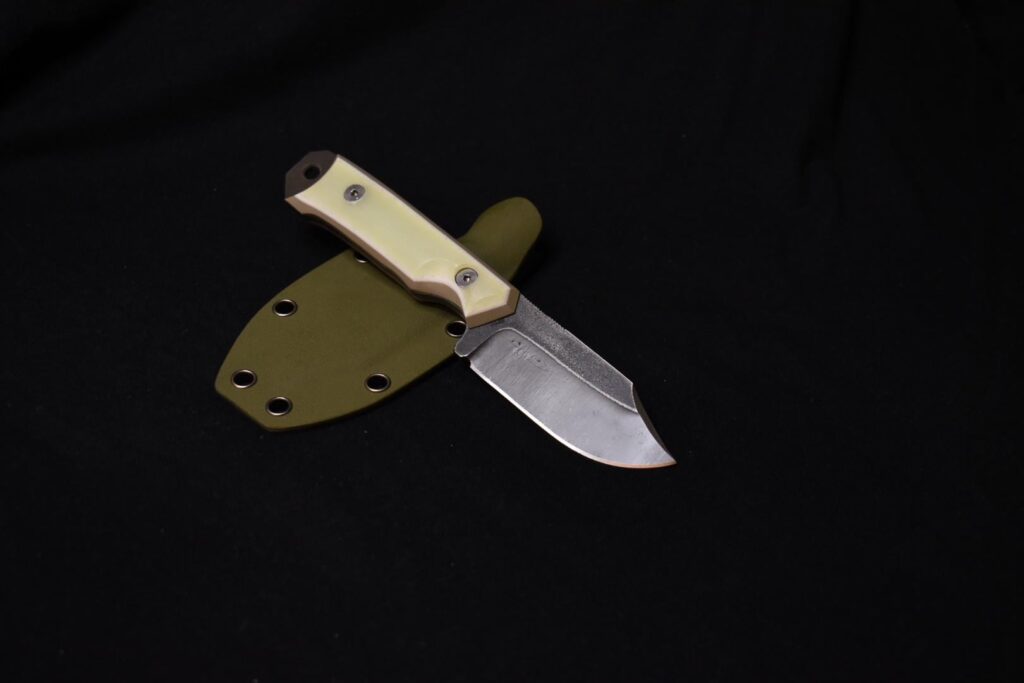 Another stonewashed M390 with subtle three colored handle. How do you like it?
