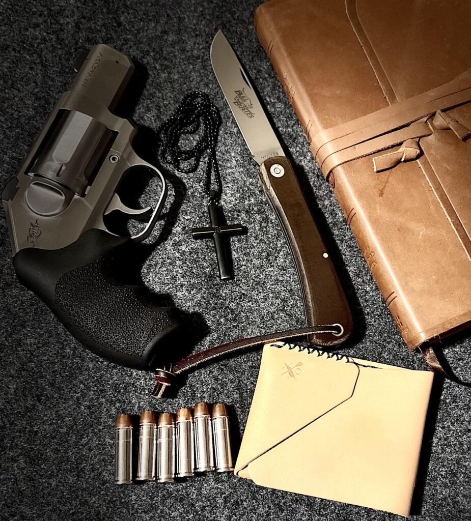 This is my carry knife for Single Slip September, along with my EDC dump.