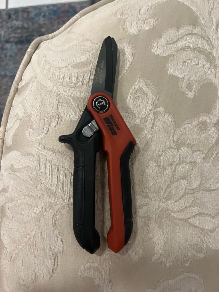 is there a multi tool built around sturdy scissors rather than pliers?