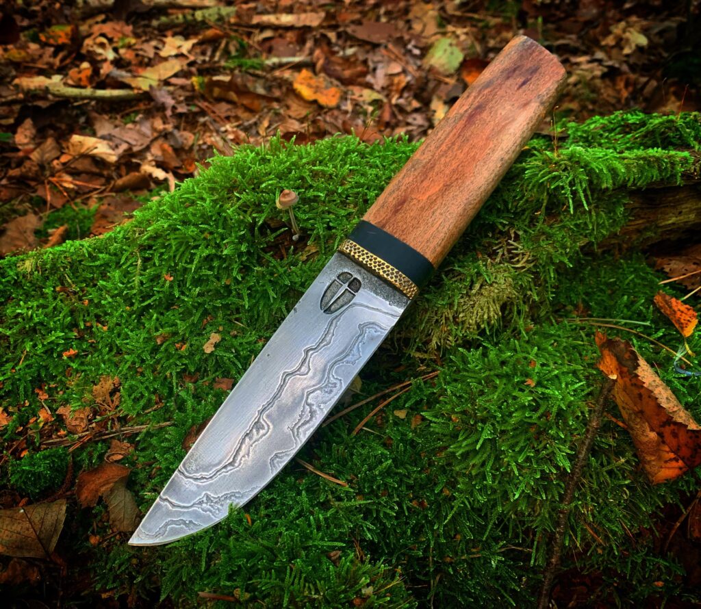 Damascusknife made by Hellize Ironworks