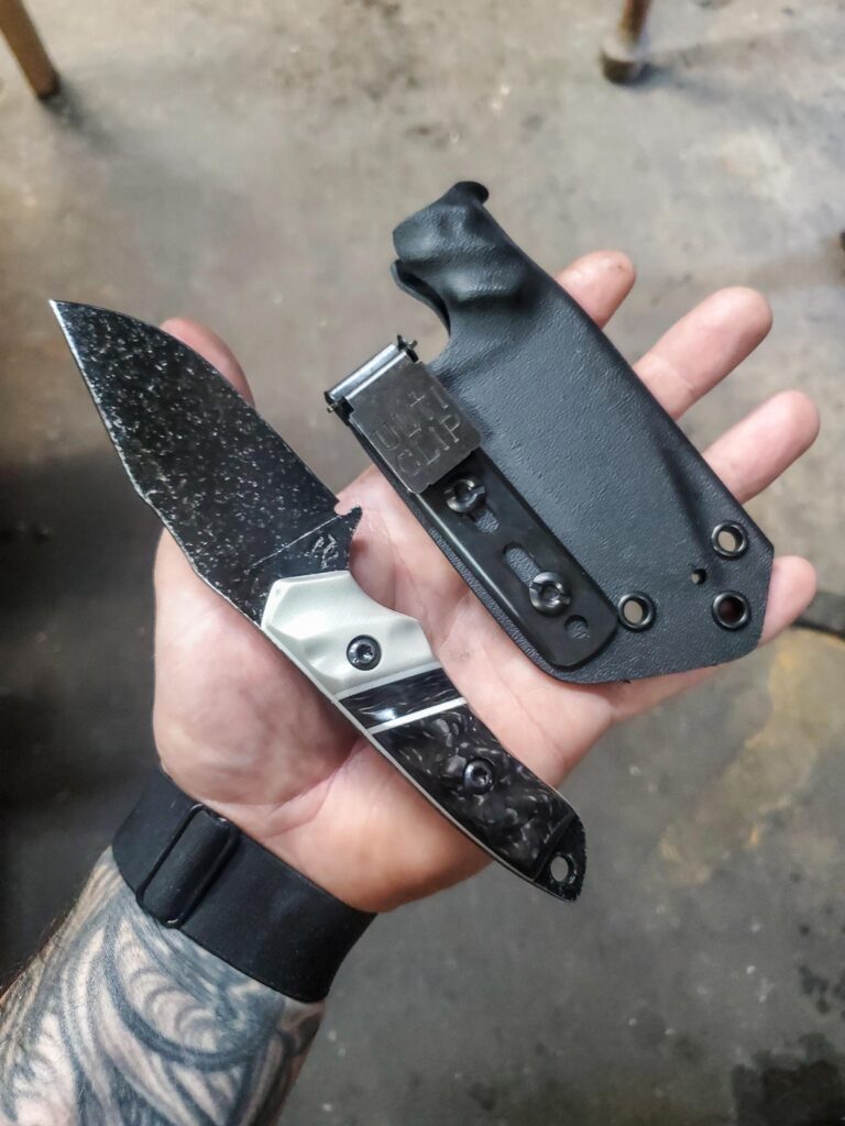 80crv2 with Stone washed finish, grey G10 and carbon fiber and an carbon fiber split, White G10 liners.