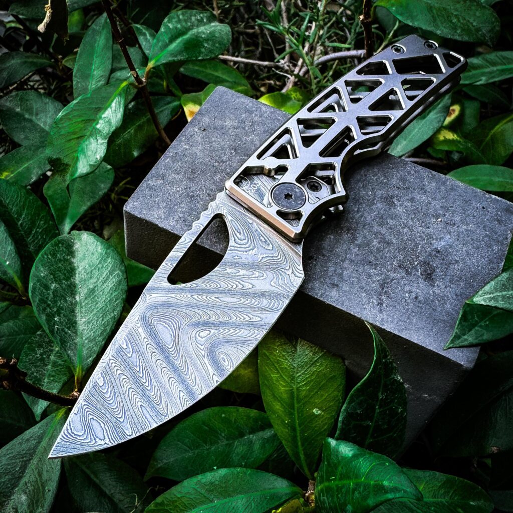 ☠️ There are 206 bones in the human body. But it’s 207 when I look at this knife. 🦴