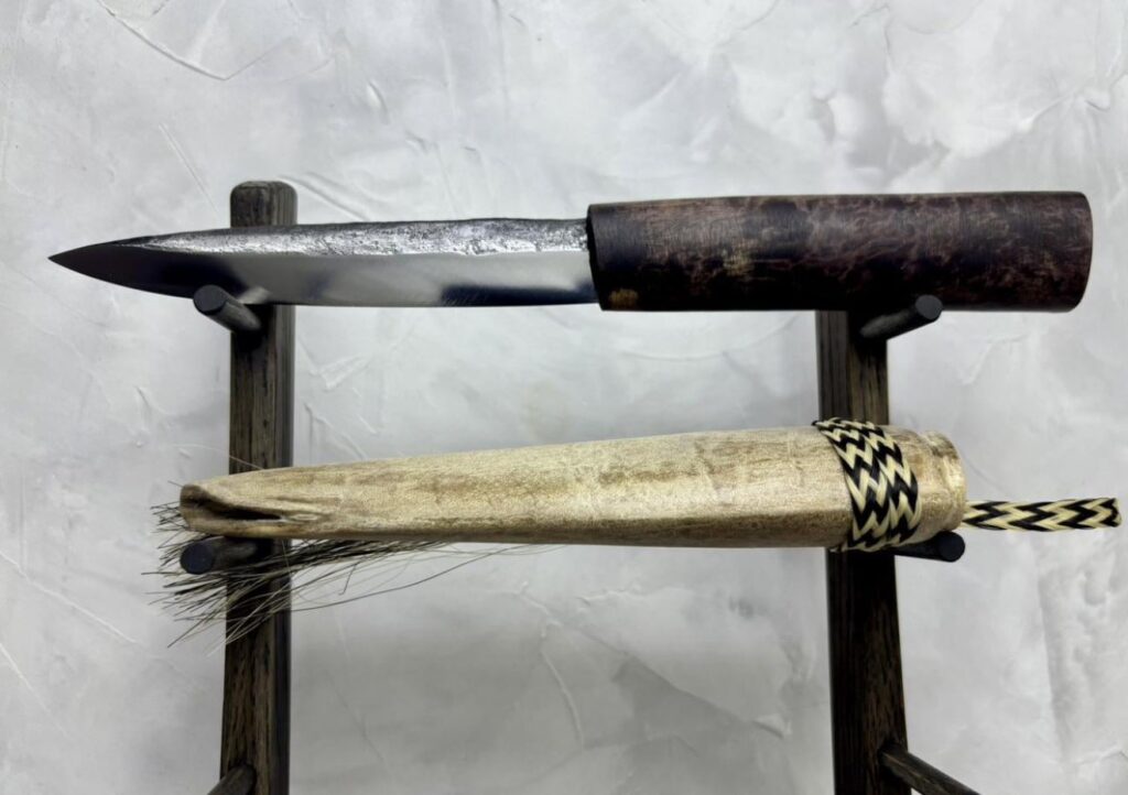 Yakut-style knife with traditional deep sheath