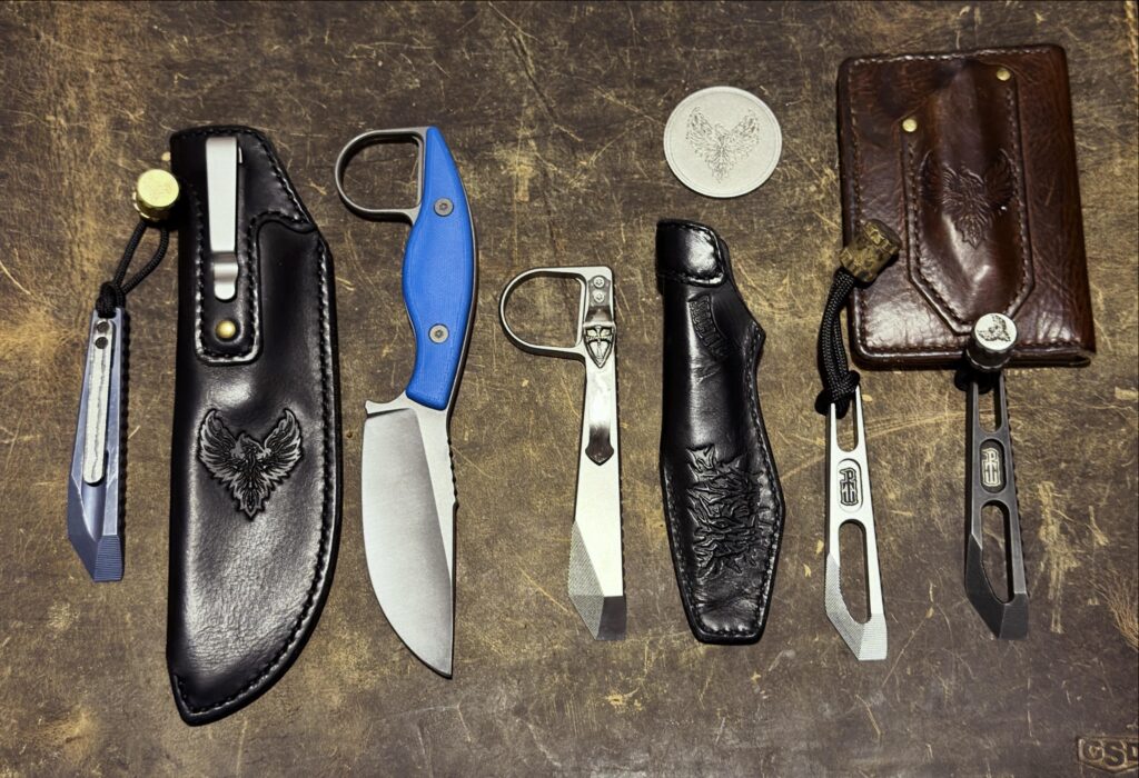 🐦‍🔥 #phoenixfriday My growing 🐦‍🔥Flock of @phoenixtoolworks EDC in order picked up/received #fixedfriday What’s next I say? Tanto Impale or other version? V3 Impact? Happy Dude here! #fixedfriday